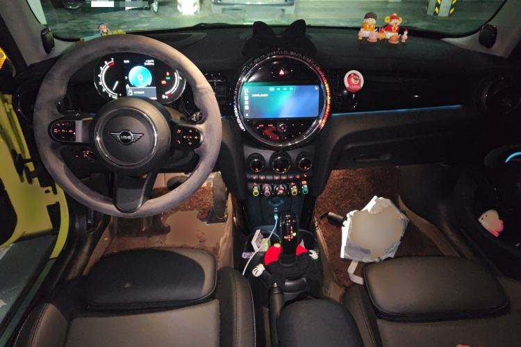 Used MINI 2023 1.5T COOPER Artist Five-Door Edition Center Console