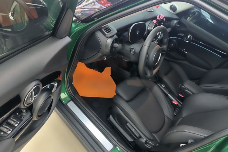Used MINI 2023 Updated 1.5T COOPER Artist Five-Door Edition Driver Seat