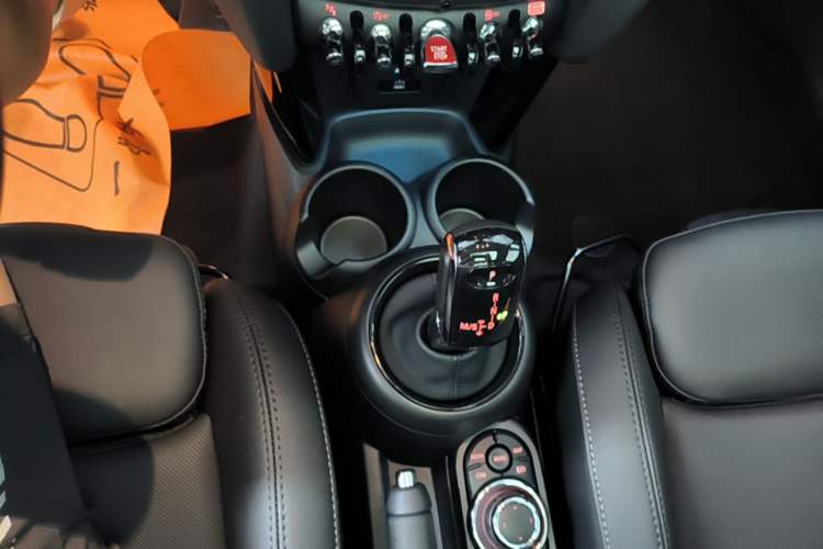 Used MINI 2023 Updated 1.5T COOPER Artist Five-Door Edition Gear Lever