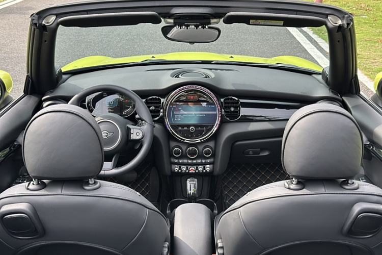Used MINI 2023 Second Facelift 2.0T COOPER S CABRIO Artist Interior 1