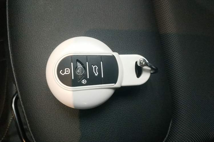 Used MINI 2023 Updated 1.5T COOPER Artist Interior 1