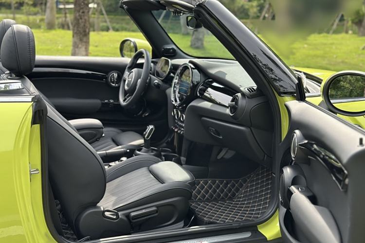 Used MINI 2023 Second Facelift 2.0T COOPER S CABRIO Artist Interior 3