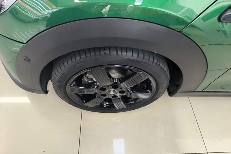 Used MINI 2023 Updated 1.5T COOPER Artist Five-Door Edition Left Front Wheel Hub