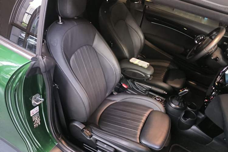 Used MINI 2023 Second Facelift 2.0T COOPER S CABRIO Artist Right Front Seat