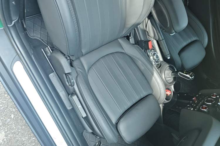 Used MINI 2023 Second Facelift 2.0T COOPER S CABRIO Artist Right Front Seat