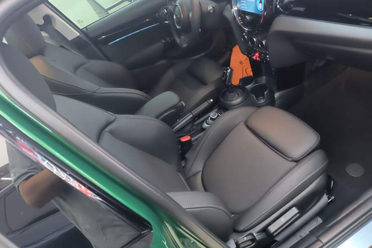 Used MINI 2023 Updated 1.5T COOPER Artist Five-Door Edition Right Front Seat