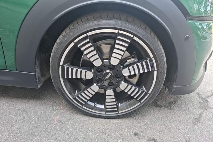 Used MINI 2023 Second Facelift 2.0T COOPER S CABRIO Artist Right Rear Wheel Hub