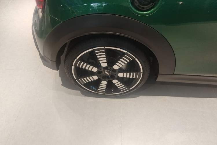 Used MINI 2023 Updated 2.0T COOPER S Artist Right Rear Wheel Hub
