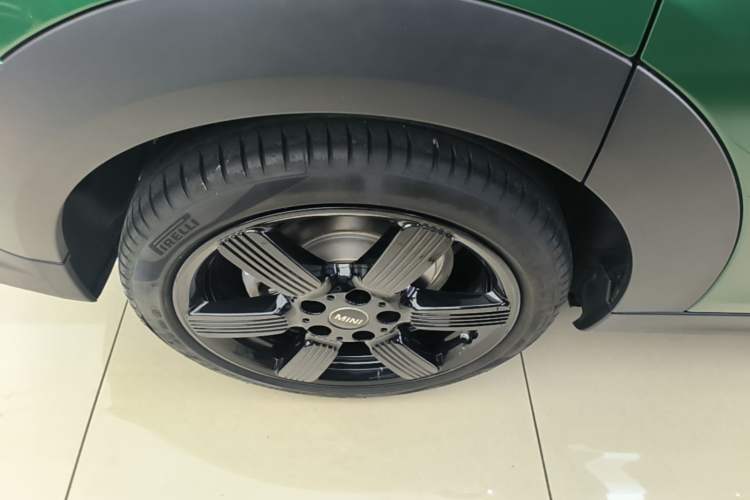 Used MINI 2023 Updated 1.5T COOPER Artist Five-Door Edition Right Rear Wheel Hub