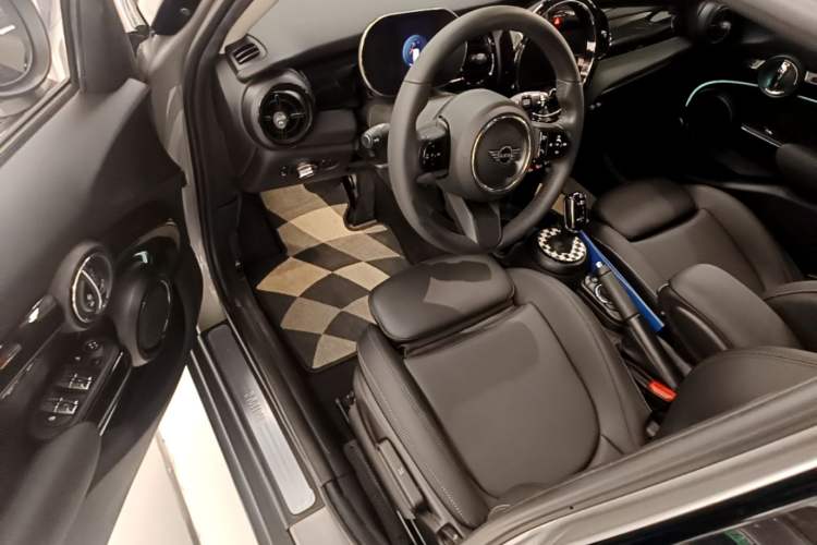 Used MINI 2023 Updated 1.5T COOPER Artist Five-Door Edition Driver Seat