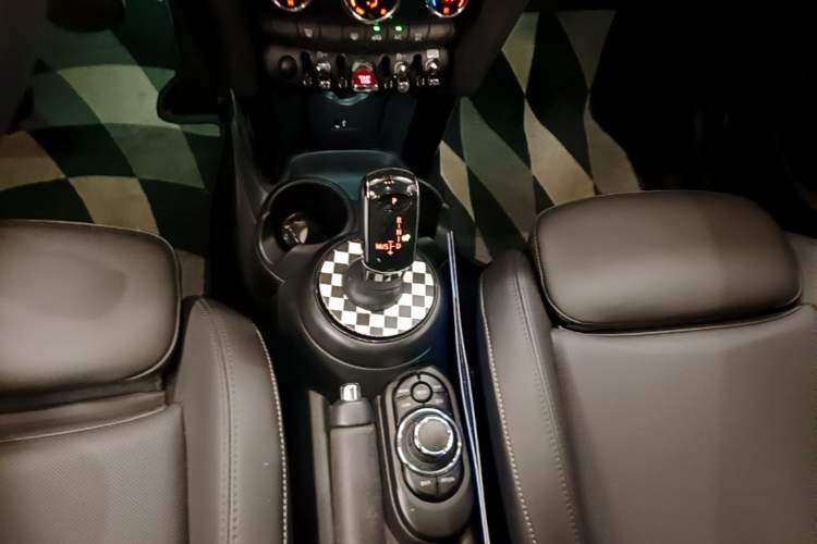 Used MINI 2023 Updated 1.5T COOPER Artist Five-Door Edition Gear Lever