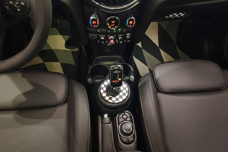 Used MINI 2023 Updated 1.5T COOPER Artist Five-Door Edition Gear Lever