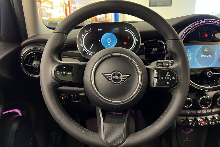 Used MINI 2023 Updated 1.5T COOPER Artist Five-Door Edition Interior 4