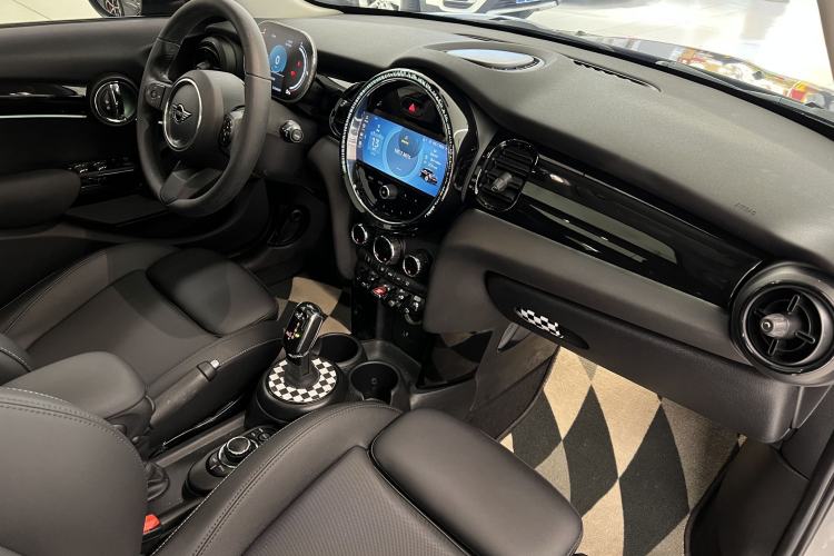 Used MINI 2023 Updated 1.5T COOPER Artist Five-Door Edition Interior 8