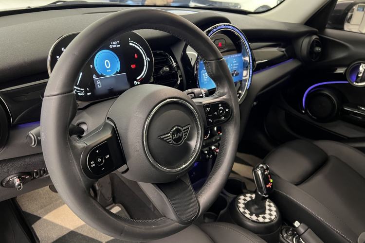 Used MINI 2023 Updated 1.5T COOPER Artist Five-Door Edition Interior 9