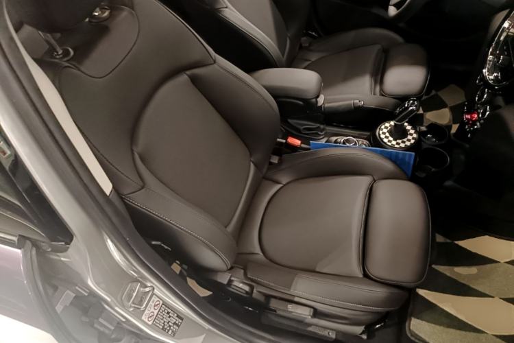 Used MINI 2023 Updated 1.5T COOPER Artist Five-Door Edition Right Front Seat