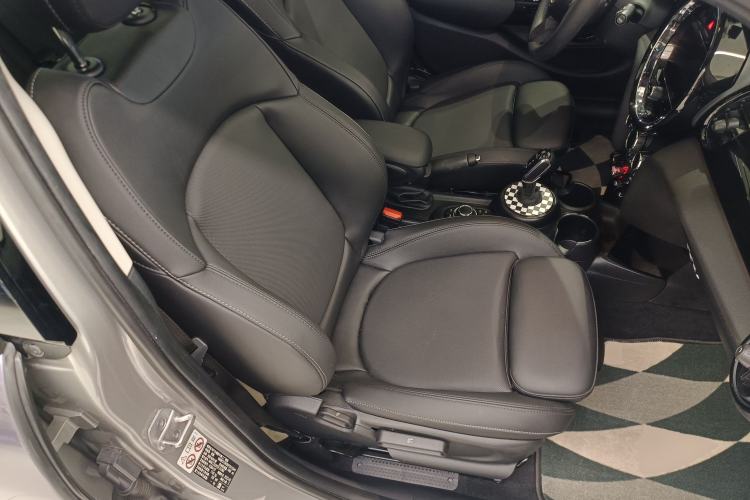 Used MINI 2023 Updated 1.5T COOPER Artist Five-Door Edition Right Front Seat