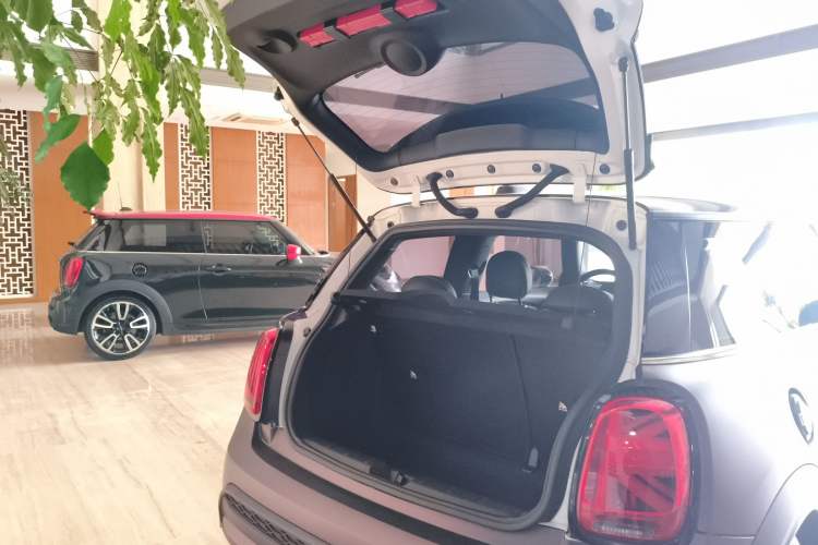 Used MINI 2023 Updated 2.0T COOPER S Artist Trunk