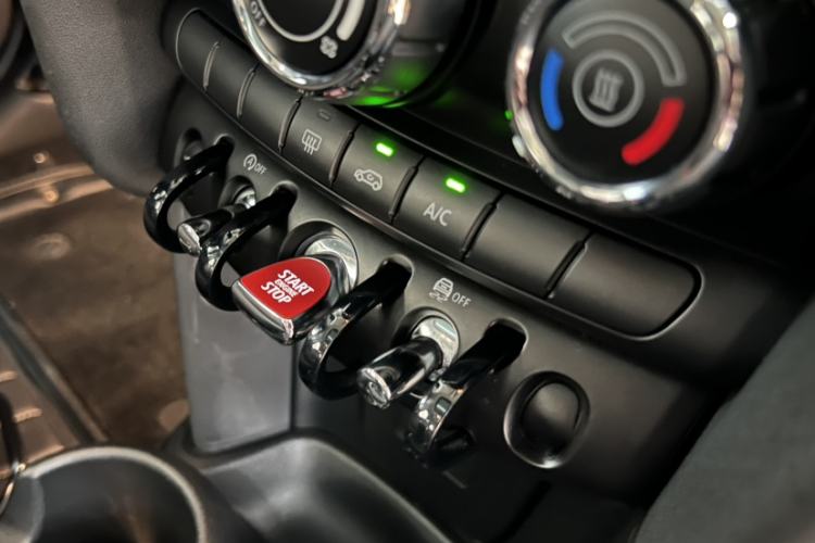 Used MINI 2023 1.5T ONE Five-Door Edition Interior 6