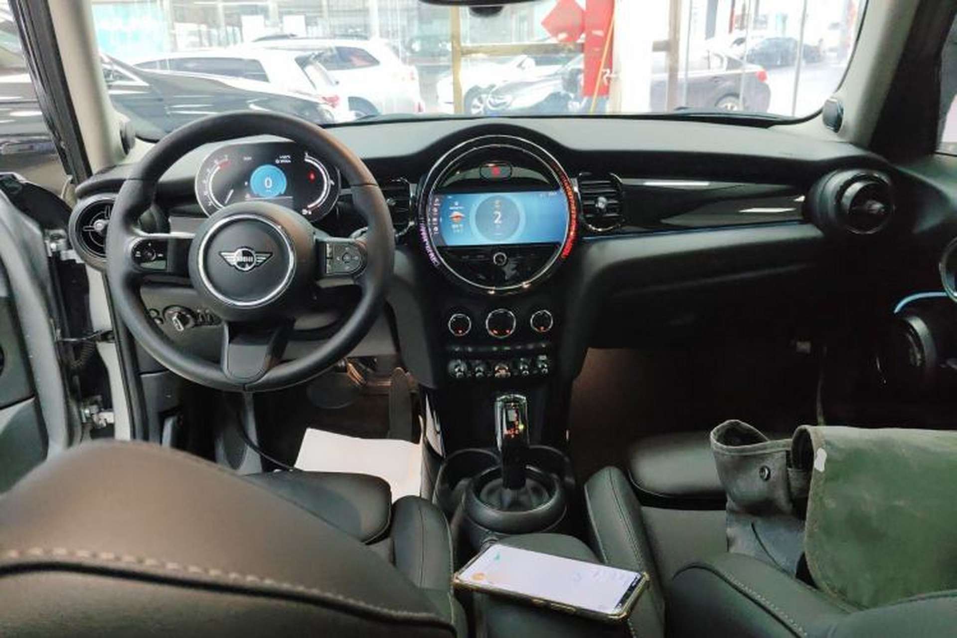 Used MINI 2023 Updated 1.5T COOPER Artist Five-Door Edition Center Console
