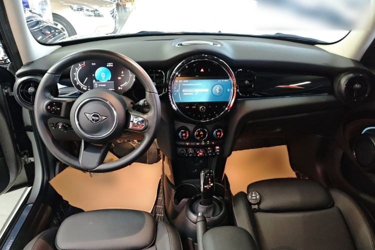 Used MINI 2023 Updated 1.5T COOPER Artist Five-Door Edition Center Console