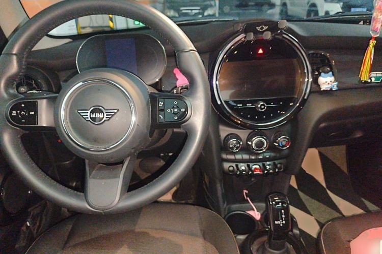 Used MINI 2023 1.5T ONE Five-Door Edition Center Console