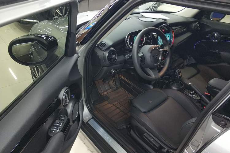 Used MINI 2023 1.5T COOPER Artist Five-Door Edition Driver Seat