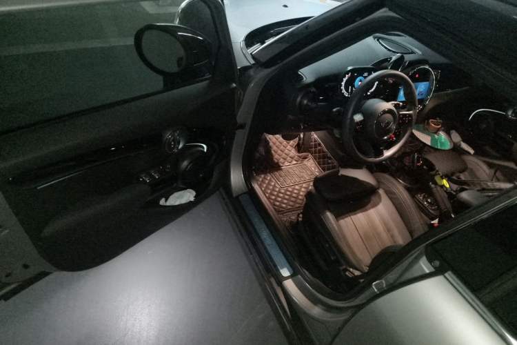 Used MINI 2023 Facelift 2.0T COOPER S Artist Five-Door Edition Driver Seat