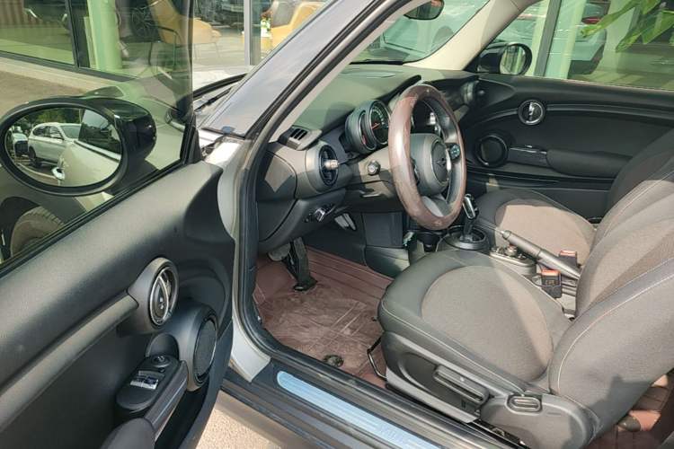 Used MINI 2023 1.5T ONE Driver Seat