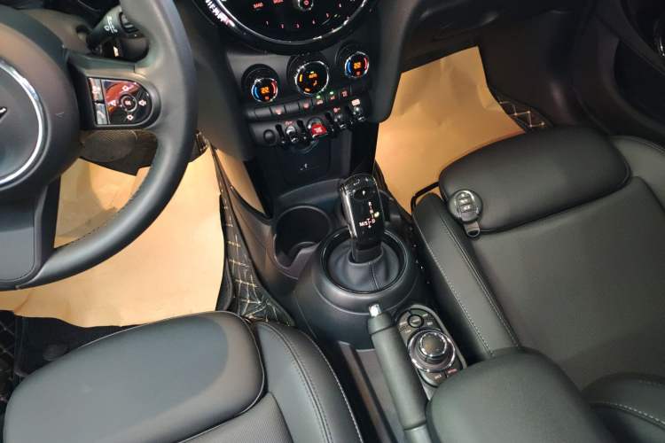 Used MINI 2023 Updated 1.5T COOPER Artist Five-Door Edition Gear Lever