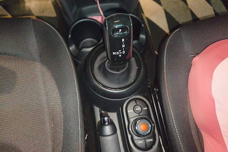 Used MINI 2023 1.5T ONE Five-Door Edition Gear Lever