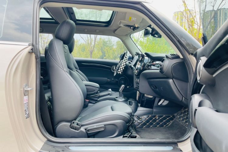 Used MINI 2023 Updated 1.5T COOPER Artist Interior 12
