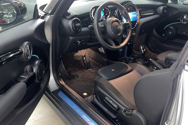 Used MINI 2023 Updated 2.0T COOPER S Artist Interior 2