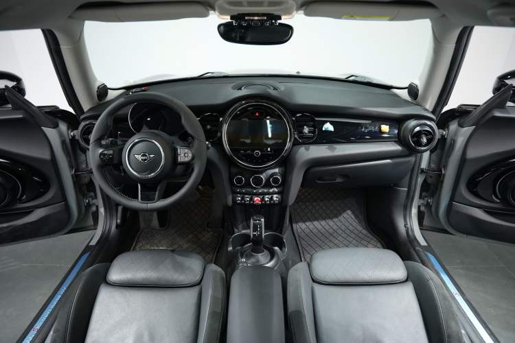 Used MINI 2023 2.0T COOPER S Artist Interior 3