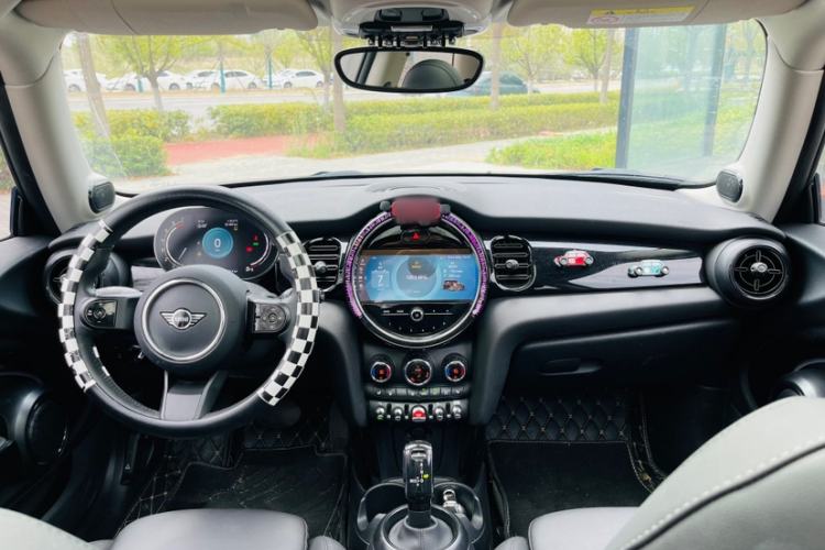 Used MINI 2023 Updated 1.5T COOPER Artist Interior 3