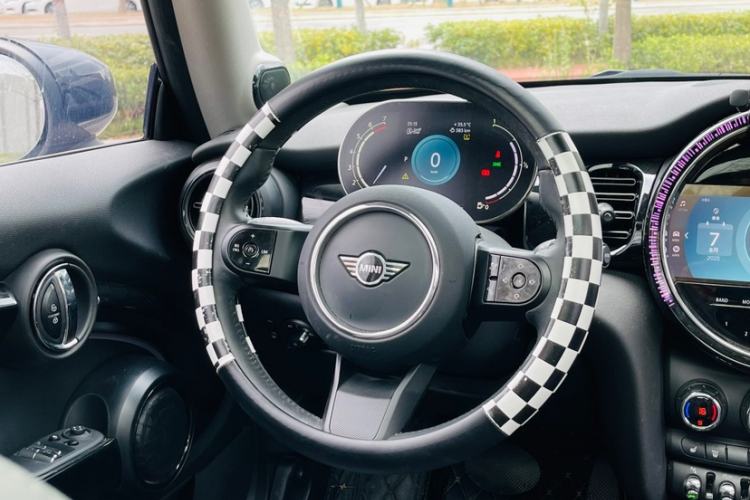 Used MINI 2023 Updated 1.5T COOPER Artist Interior 4