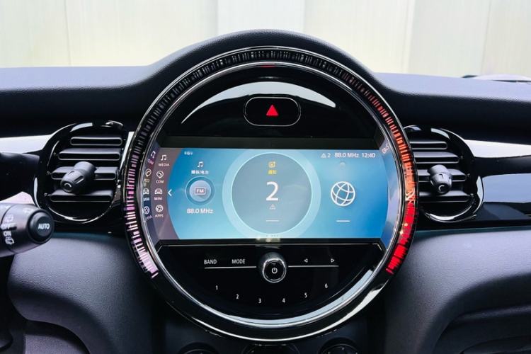 Used MINI 2023 Updated 1.5T COOPER Artist Interior 4