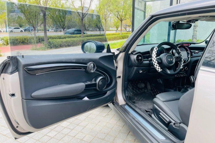 Used MINI 2023 Updated 1.5T COOPER Artist Interior 6