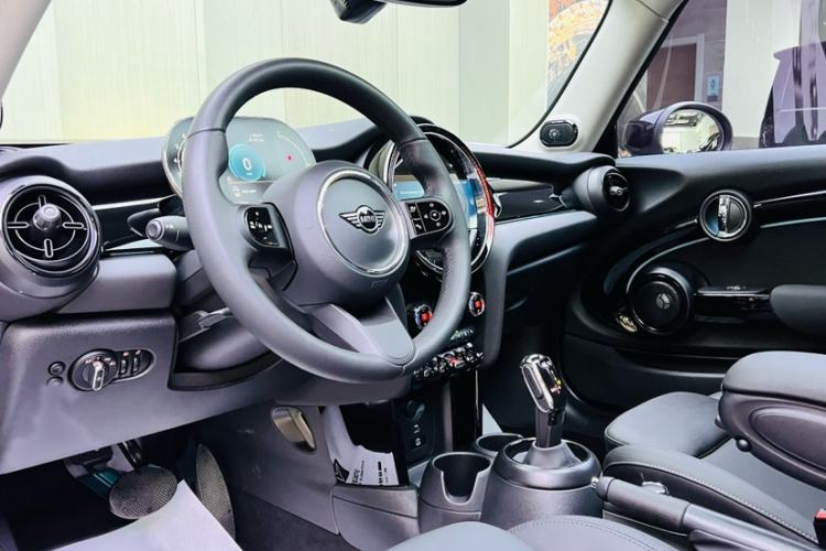 Used MINI 2023 Updated 1.5T COOPER Artist Interior 6