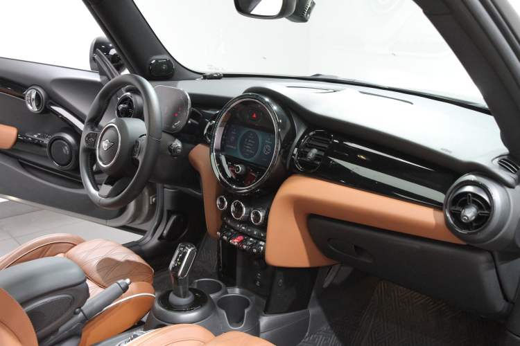 Used MINI 2023 Updated 2.0T COOPER S Artist Interior 8