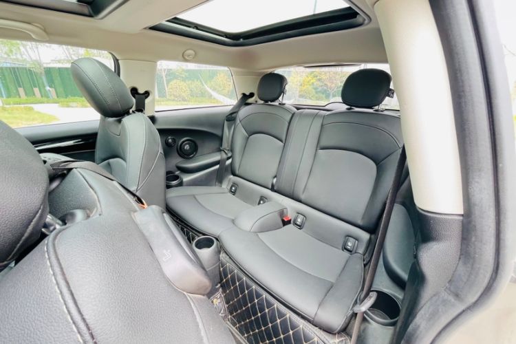 Used MINI 2023 Updated 1.5T COOPER Artist Interior 8