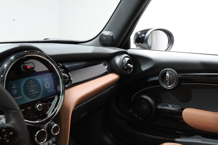 Used MINI 2023 Updated 2.0T COOPER S Artist Interior 9