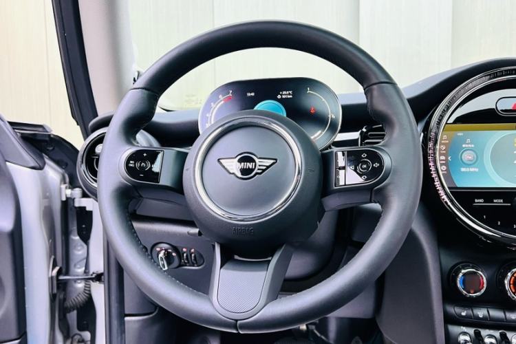 Used MINI 2023 Updated 1.5T COOPER Artist Interior 9