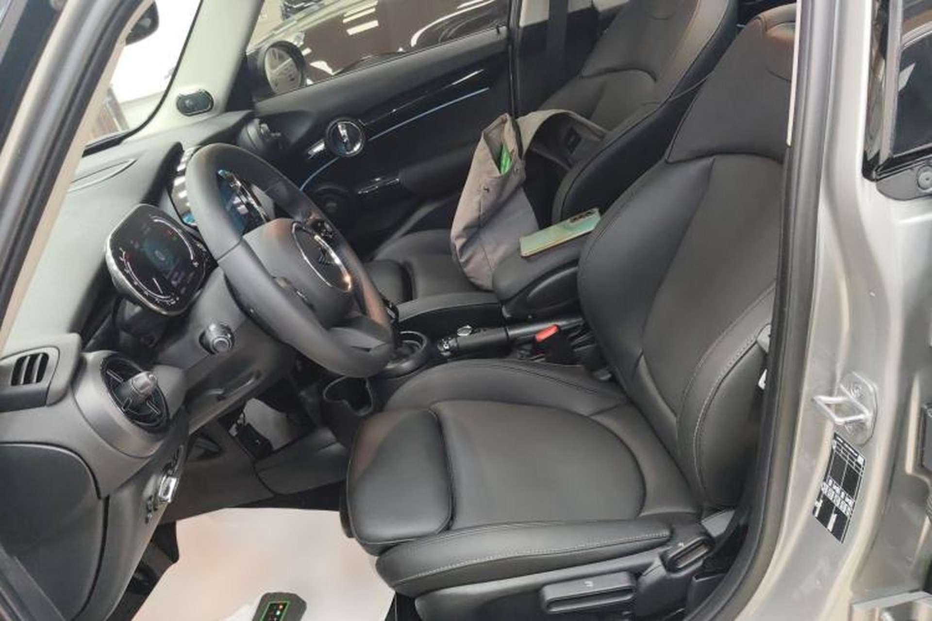 Used MINI 2023 Updated 1.5T COOPER Artist Five-Door Edition Left Front Seat