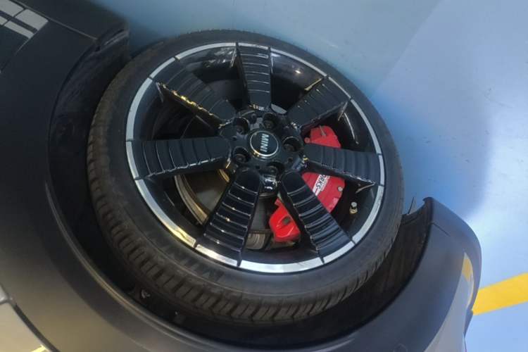 Used MINI 2023 Second Facelift 2.0T COOPER S CABRIO Artist Left Front Wheel Hub