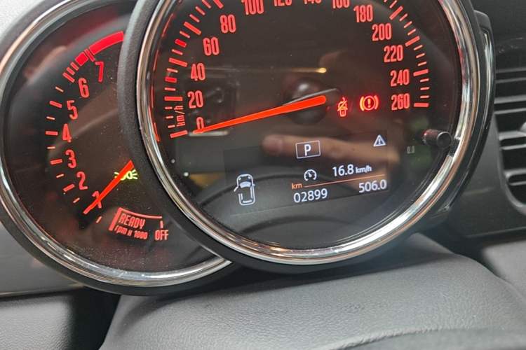 Used MINI 2023 1.5T ONE Odometer Close Up