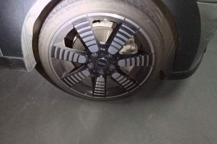 Used MINI 2023 Facelift 2.0T COOPER S Artist Five-Door Edition Right Front Wheel Hub