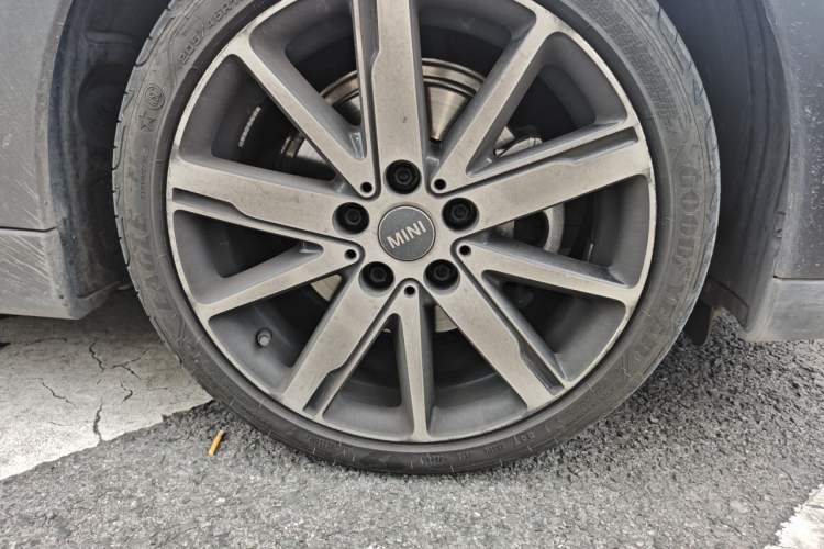 Used MINI  Right Front Wheel Hub