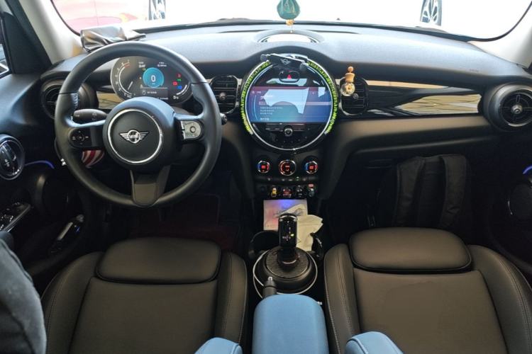 Used MINI 2023 Updated 1.5T COOPER Artist Five-Door Edition Center Console