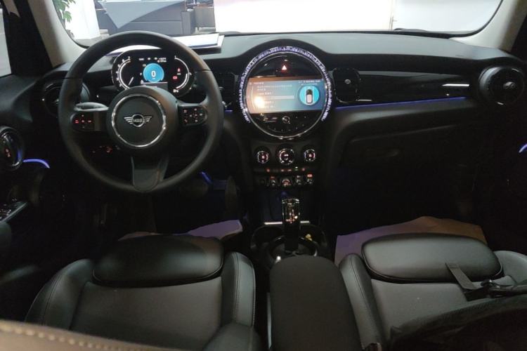 Used MINI 2023 Updated 1.5T COOPER Artist Five-Door Edition Center Console